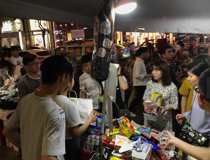 大学生校内摆摊卖什么好成本低,大学生摆摊边卖边吃