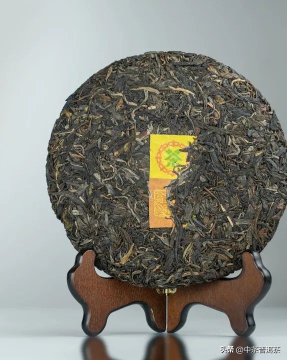 中茶2023孔雀普洱茶,中茶孔雀青饼品鉴图