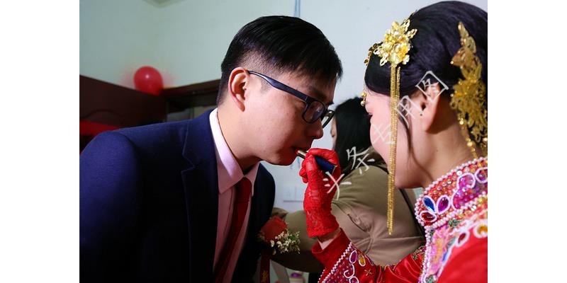 女子为凑钱给老公治病,女子为了给丈夫治病筹钱现身