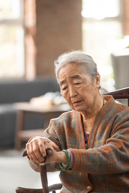 陈姨将包送保姆,她女儿说包里有价值10万钻戒,保姆放下3万辞职