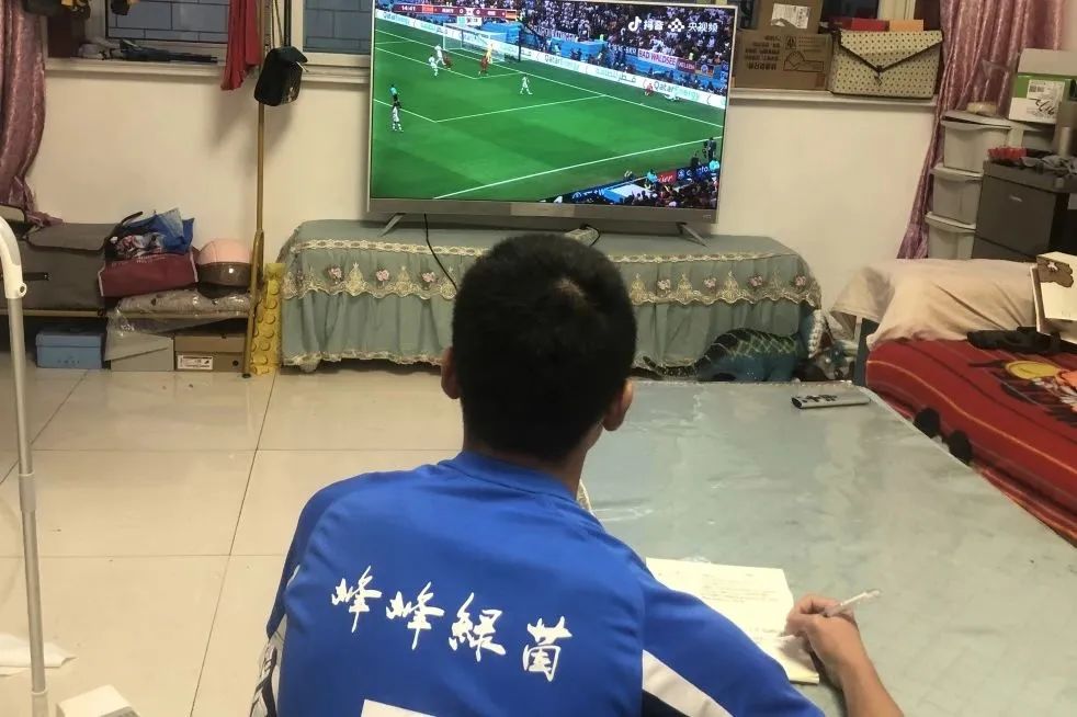 世界杯激战正酣之际,世界杯足球激战正酣