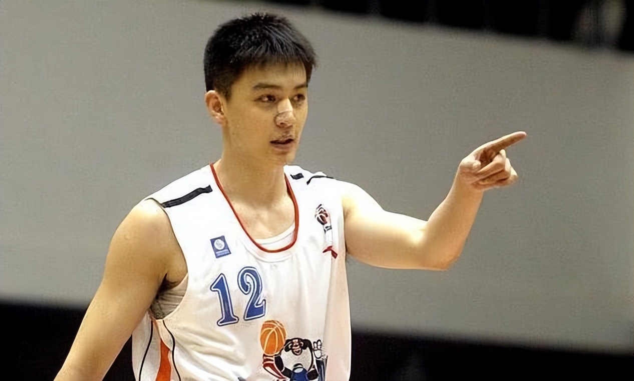 帅气篮球教练杨鸣,篮球帅教练杨鸣