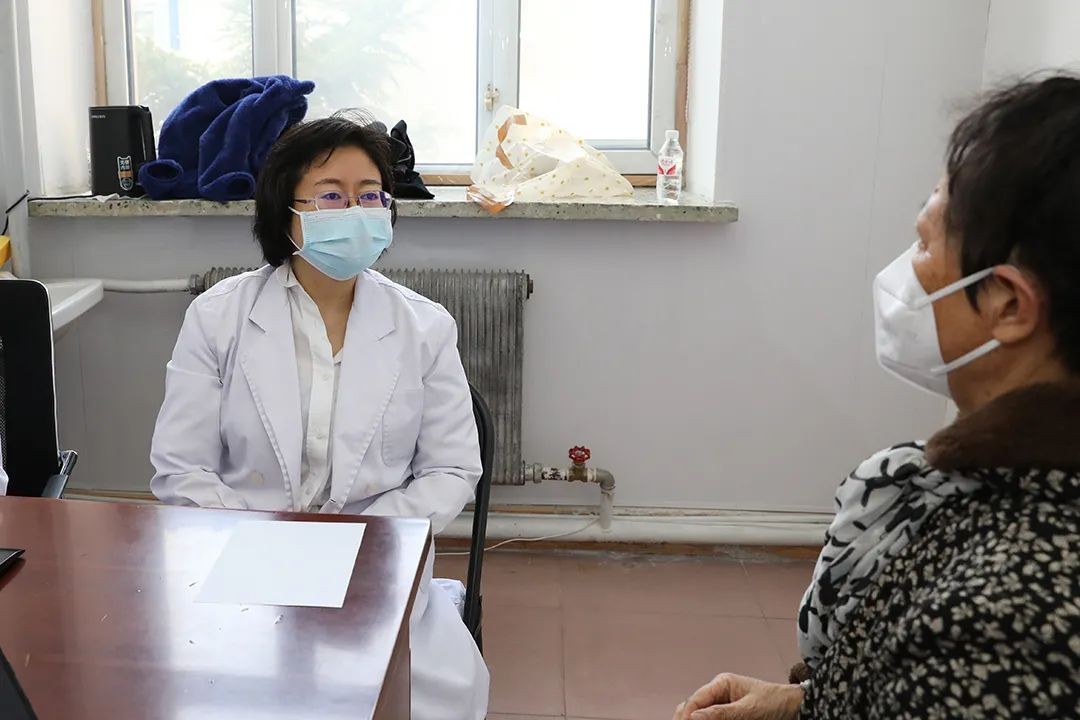 扶贫助困献爱心专家义诊送健康,帮扶义诊进基层健康服务暖人心