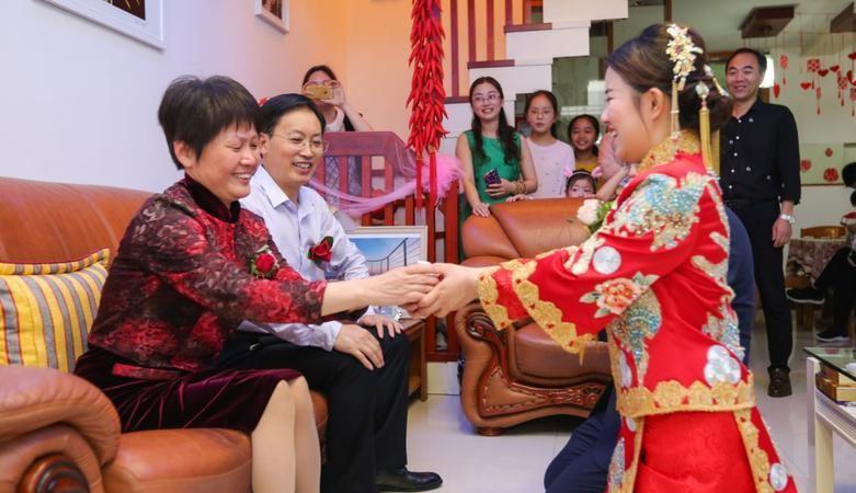 儿媳眨眼逼我说退休金只有3000，亲家跟我不一样