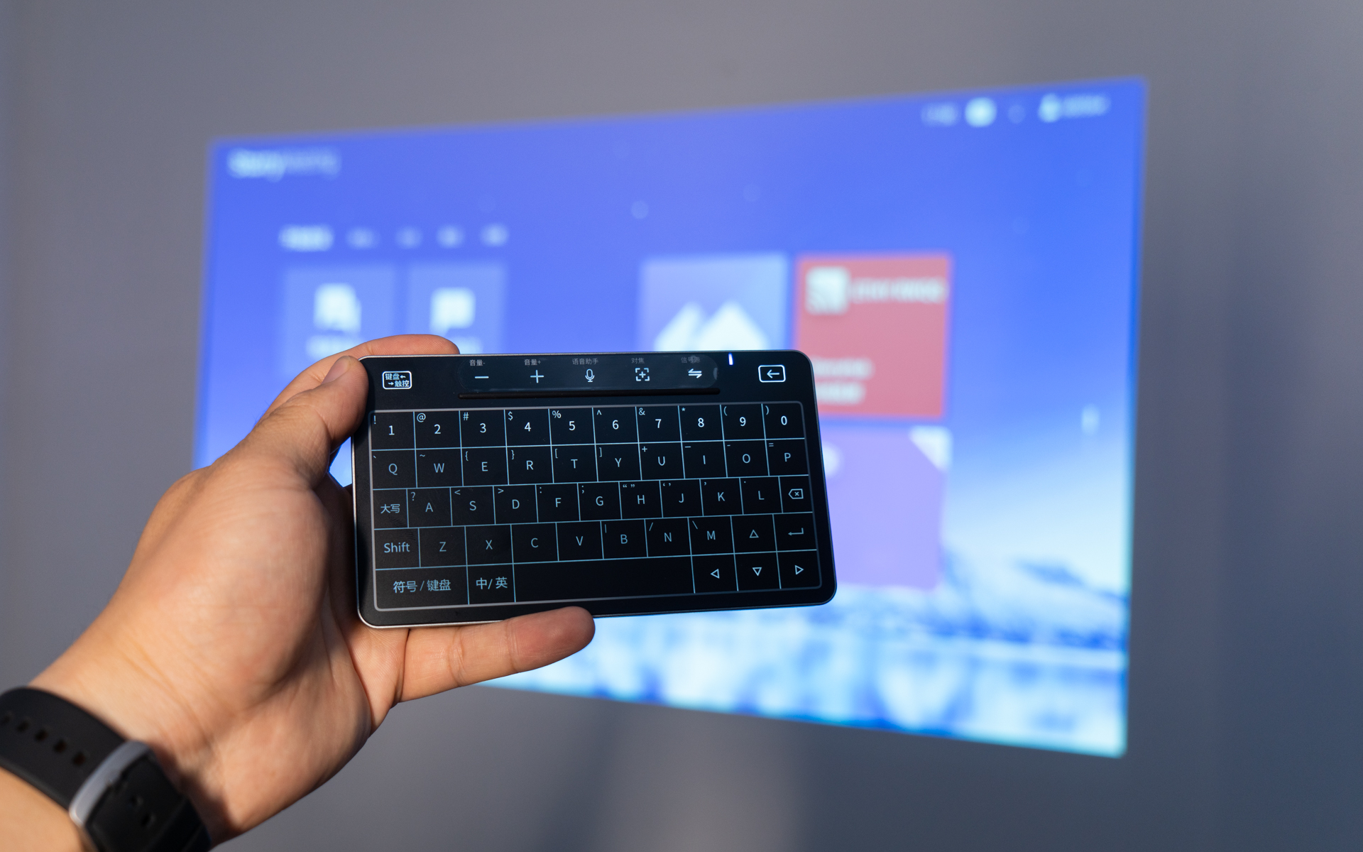 会议投影仪设备开机,会议智能投影机测评