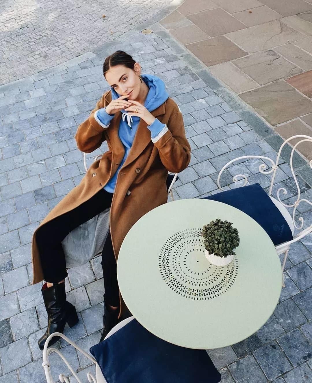 棕驼色大衣高级感穿搭,米驼棕大衣配什么颜色的内搭衬衫