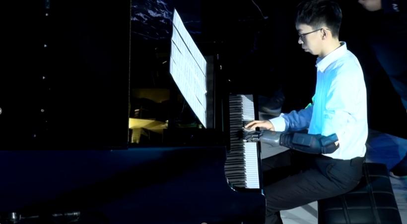 一个疯狂博士在背后安装了机械手,一位疯狂的博士用科技改变了世界