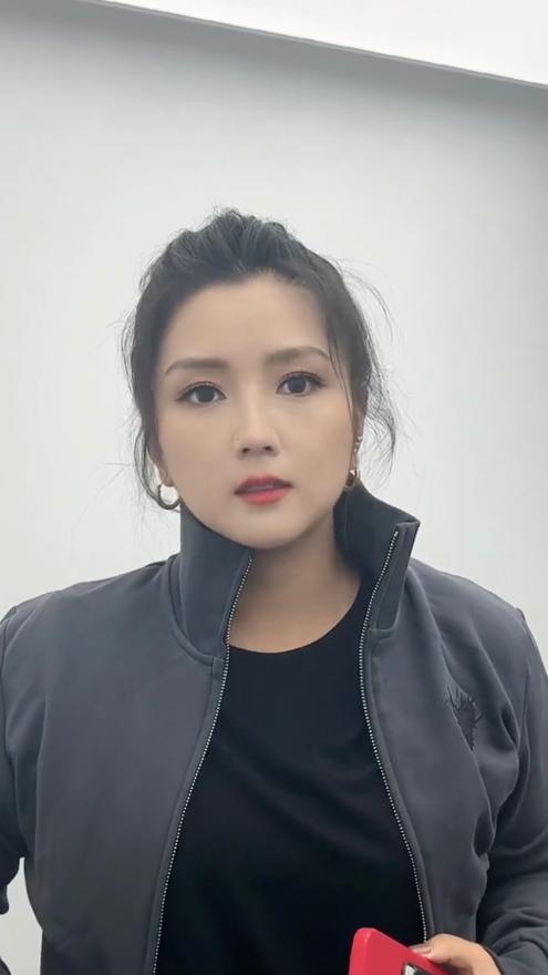 何洁直播卖货螃蟹,何洁在直播中是如何被吐槽的