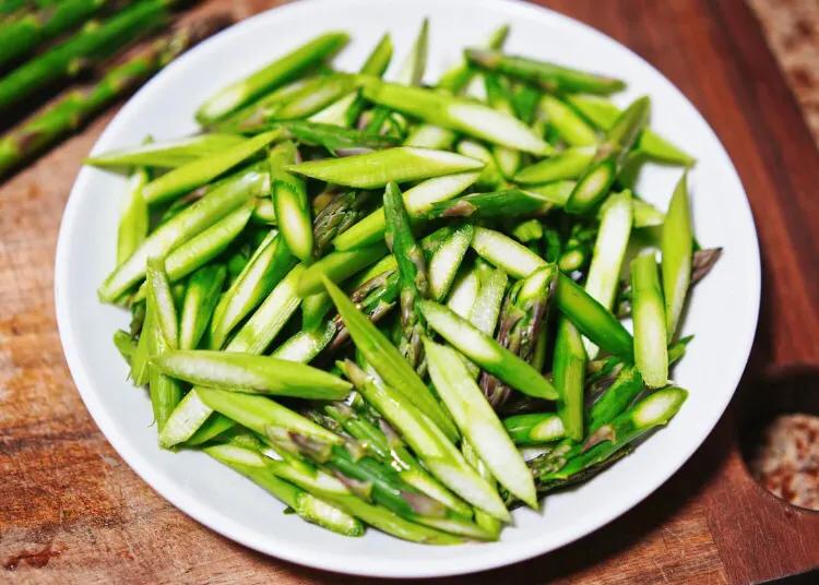 中老年人要注意饮食的标准,中老年人更要注意营养的补充