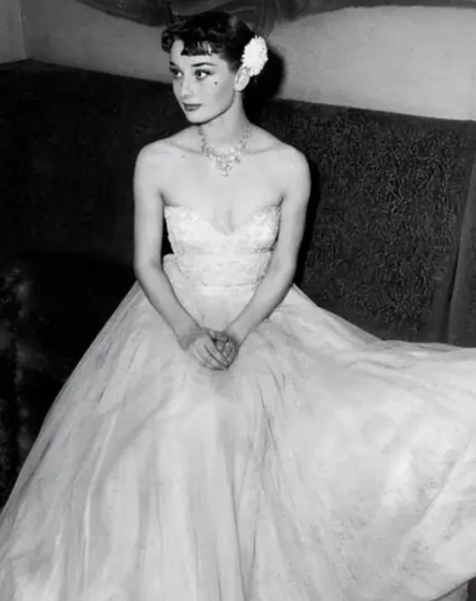 赫本曾多次出入肯尼迪办公室,赫本多次出入白宫