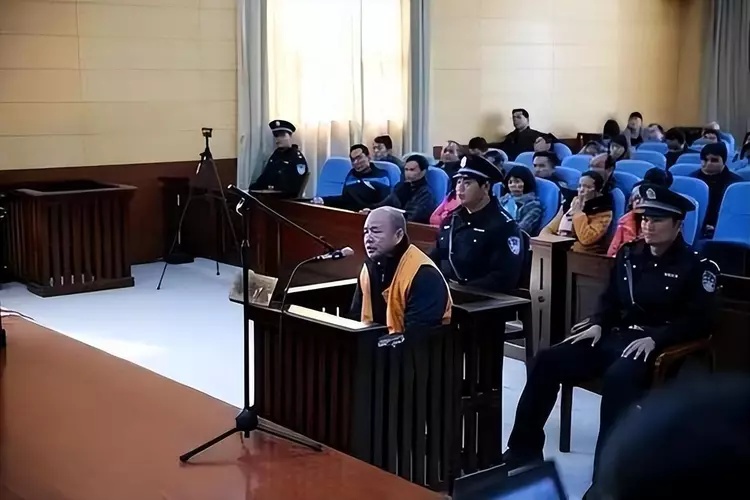 云南“色贪”落马：*养包**多名*妇情**并生下私生子，靠一手牌技上位