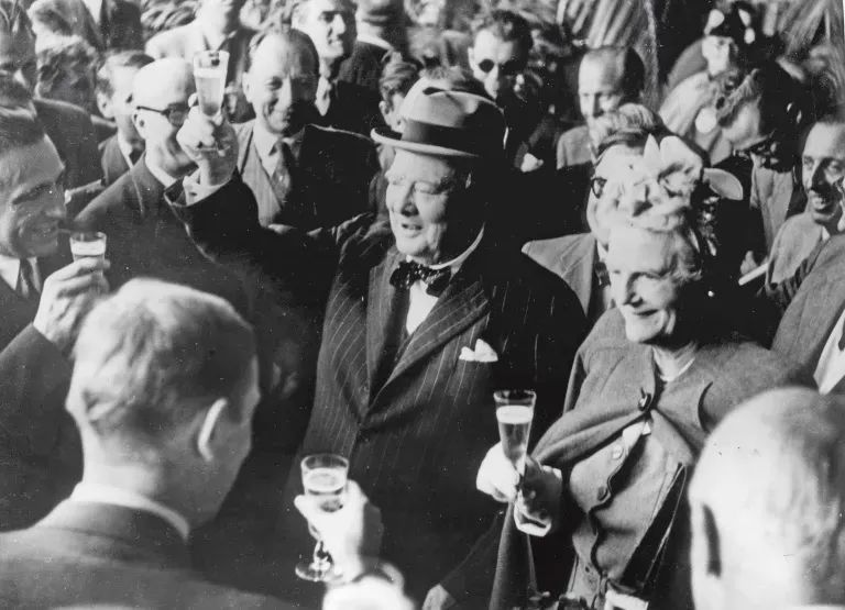 庆祝为什么用香槟,庆祝为什么要开香槟