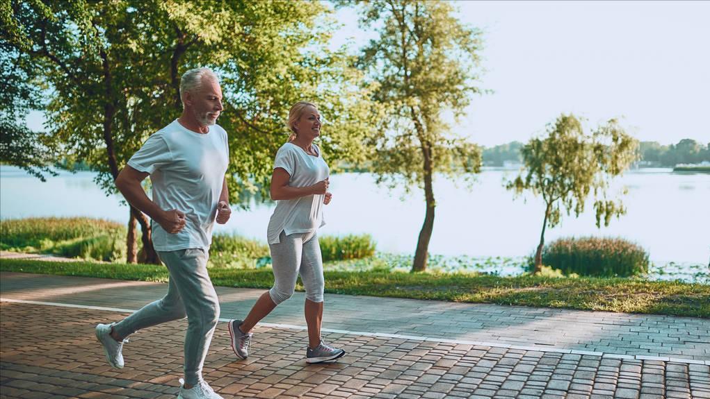 20岁每天压腿拉筋有啥好处,年纪大了老是会拉筋是怎么回事