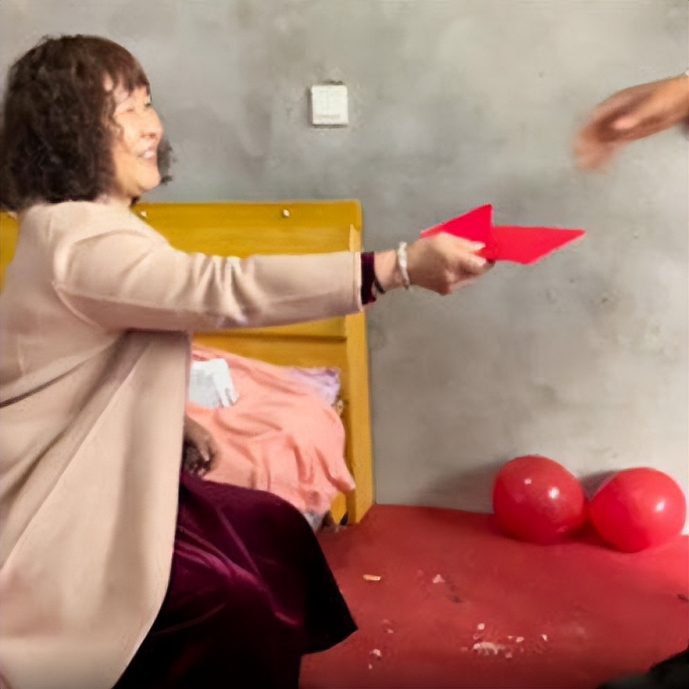 新郎接亲发800红包,江苏小伙结婚给丈母娘接亲