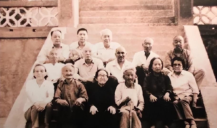 羞耻与痛苦：30张老照片记录纳粹强迫妇女脱衣的残忍场景！