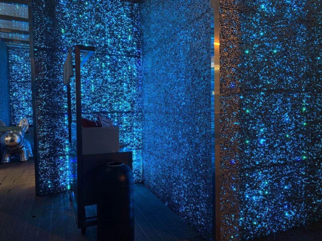 泡沫铝夜间效果图片,泡沫铝透光效果图