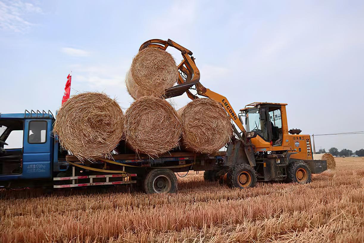 农作物免费脱粒秸秆变废为宝,农业秸秆变废为宝
