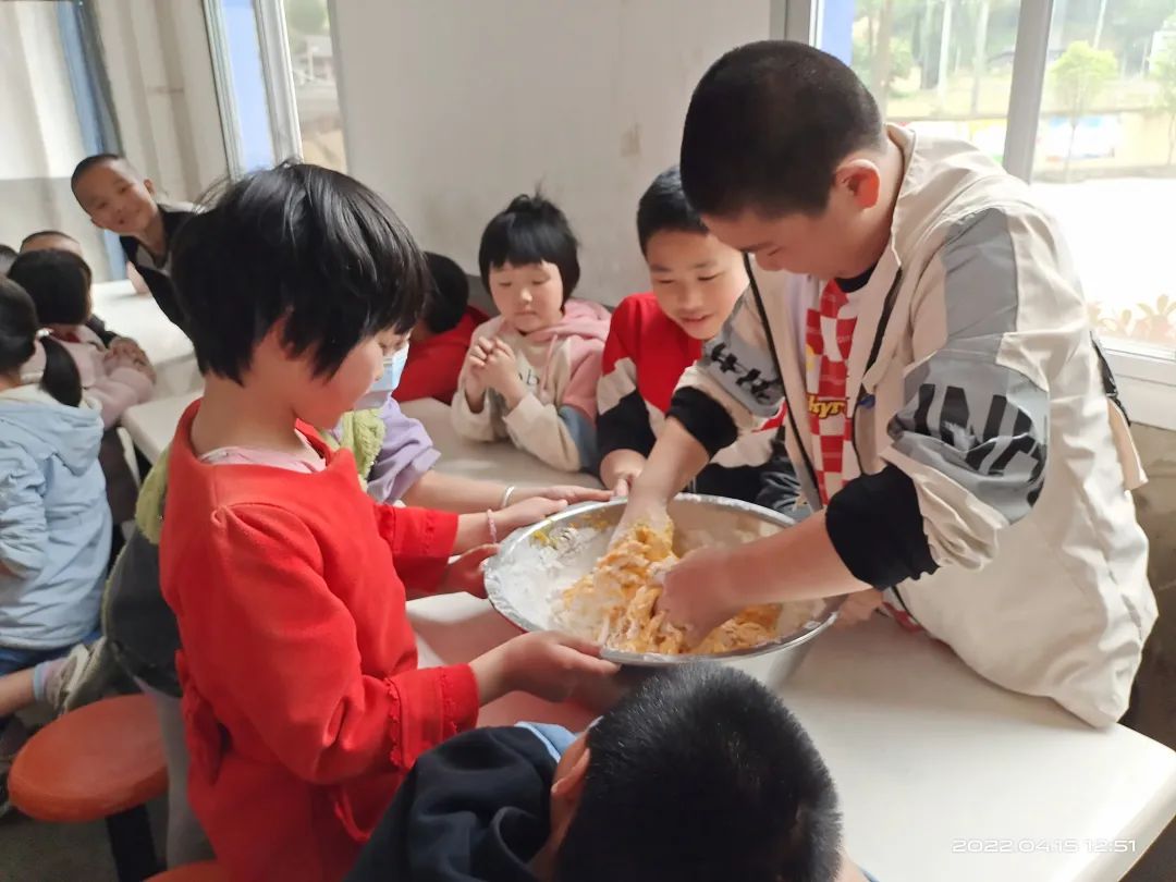 哈德教育|德爱公益俱乐部，用美食温暖孩子的心灵