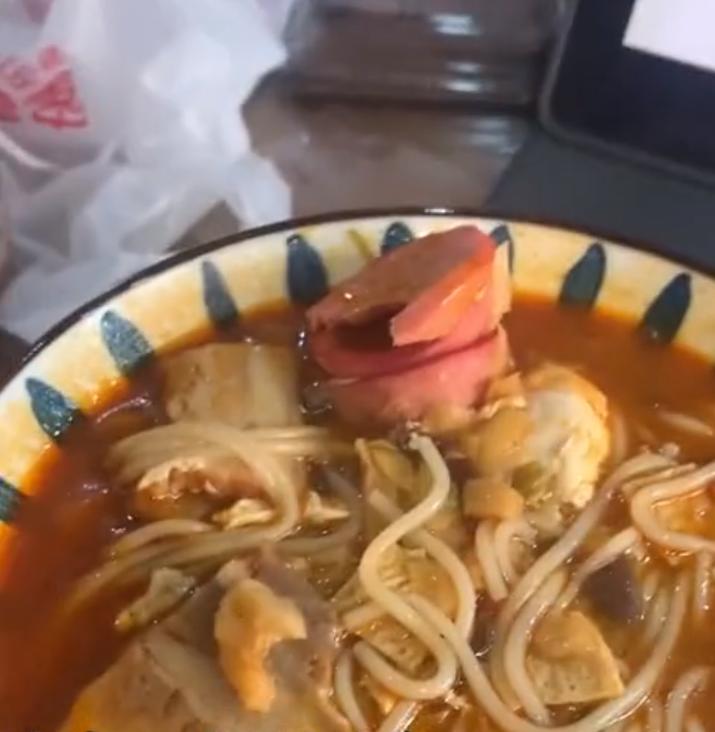 一女子在家吃螺蛳粉臭死,一女子在家天天吃螺蛳粉