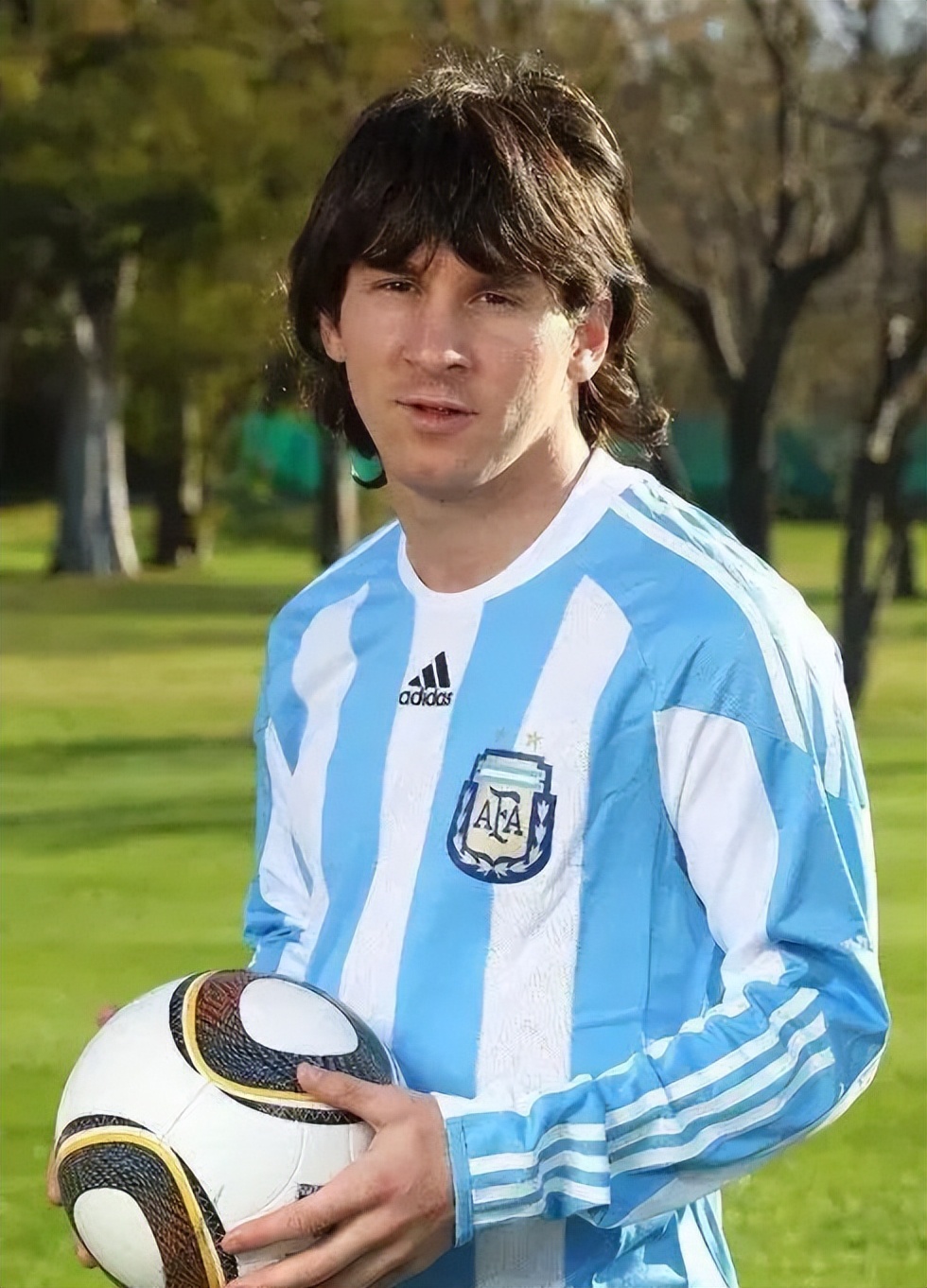 梅西的传奇成长之路纪录片,梅西传奇之路故事