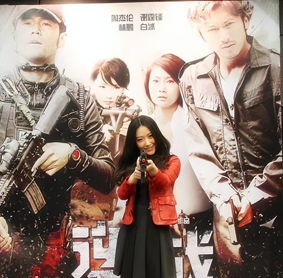 她是英皇在内地一姐,靠成龙力捧出演《神话》,礼服事件备受争议