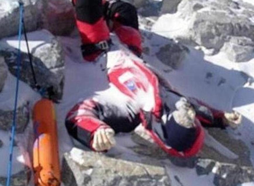 珠穆朗玛峰睡美人冰封十年成路标,珠穆朗玛峰沉睡了20年的睡美人