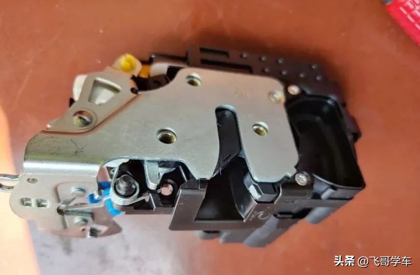 别克凯越车门锁异响和跳动,凯越锁车或者开锁反复跳动