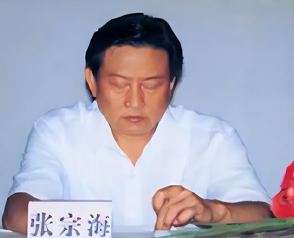 “色贪”张宗海落马，只爱清纯校花，*养包**70多个*妇情**，被判15年