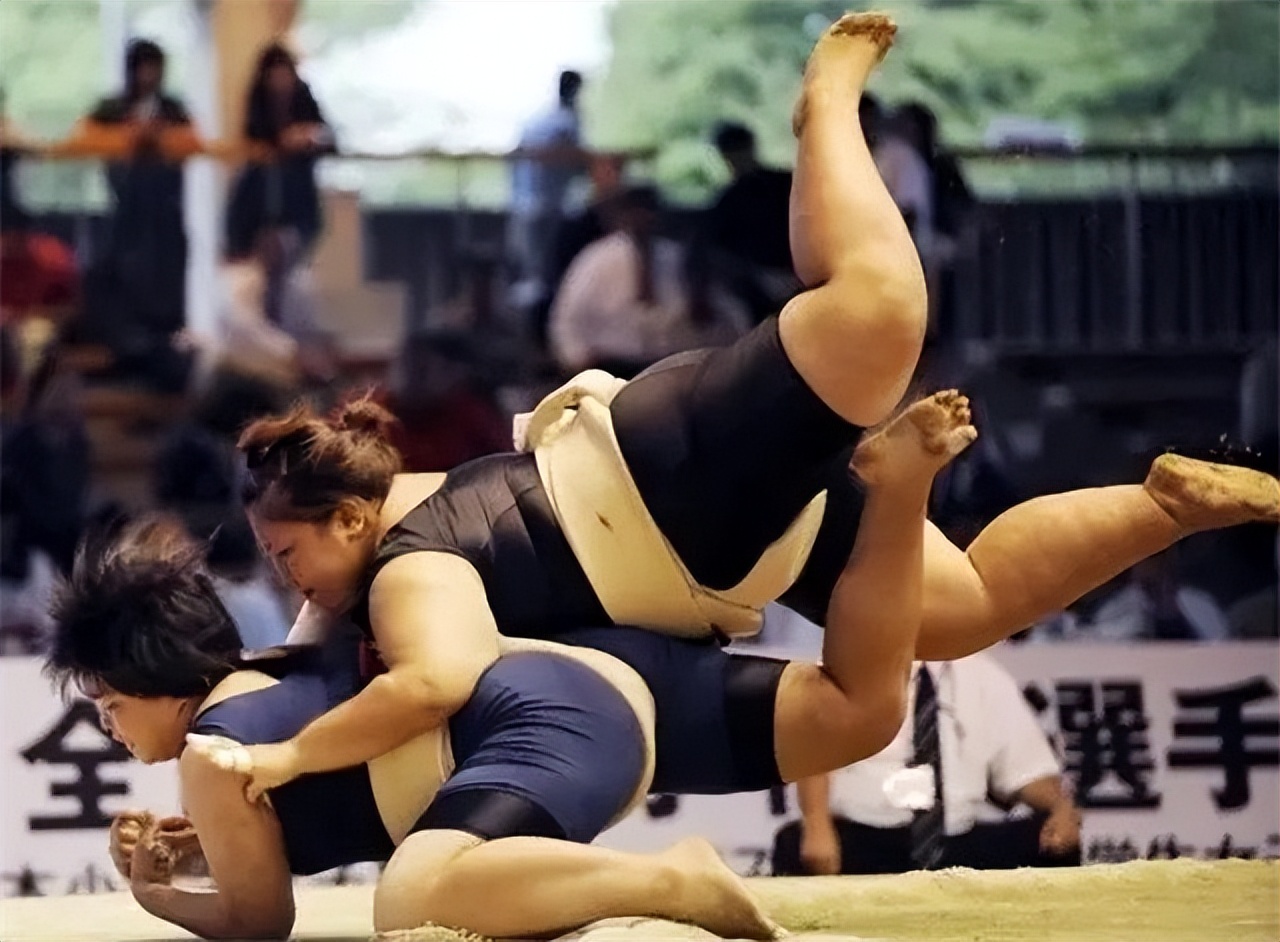 日本女人为什么想嫁给相扑手,日本女人和相扑手的结婚照
