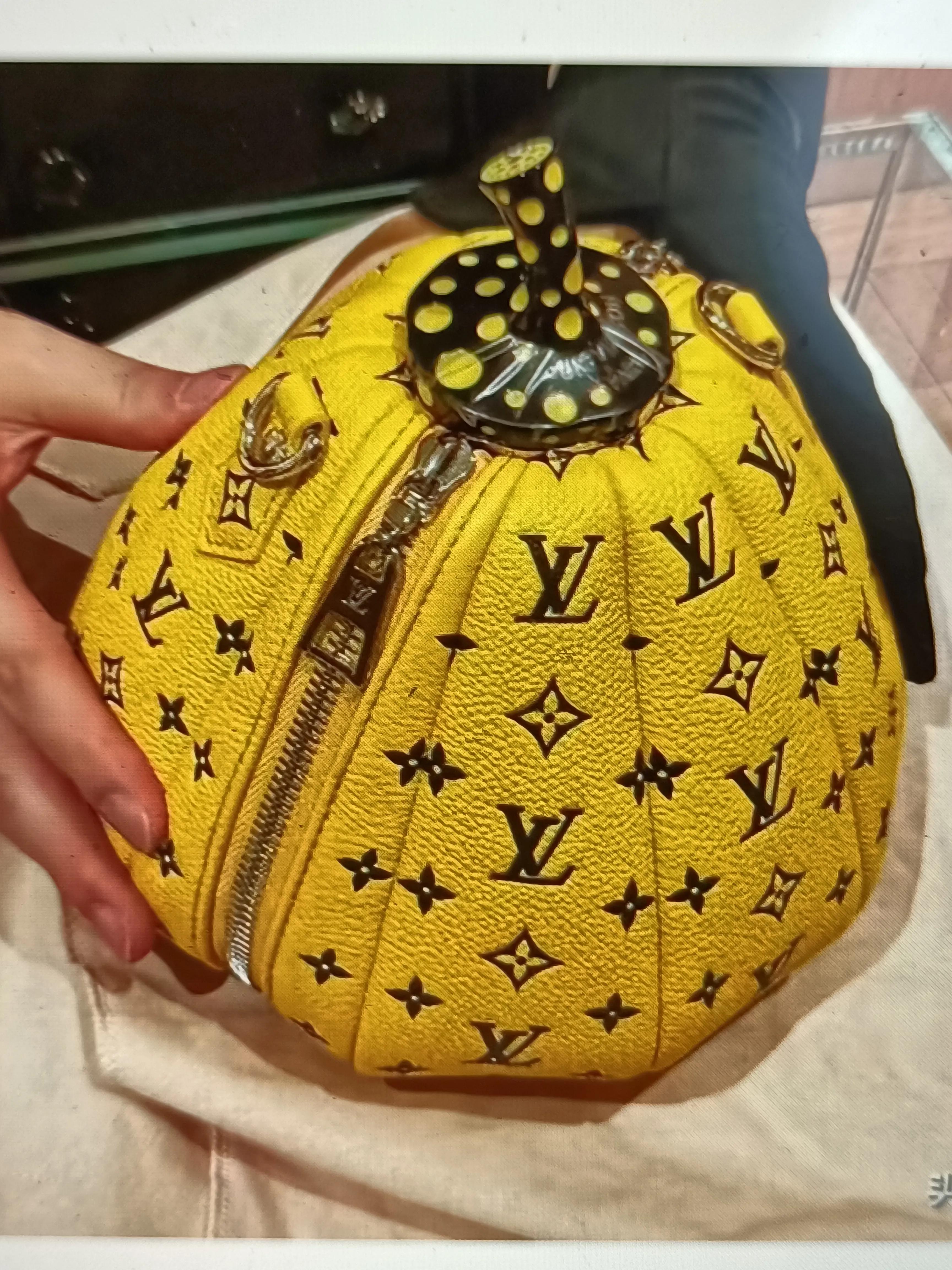 四川成都，女子花6.4万元买了一个LV南瓜包后，店家不交货