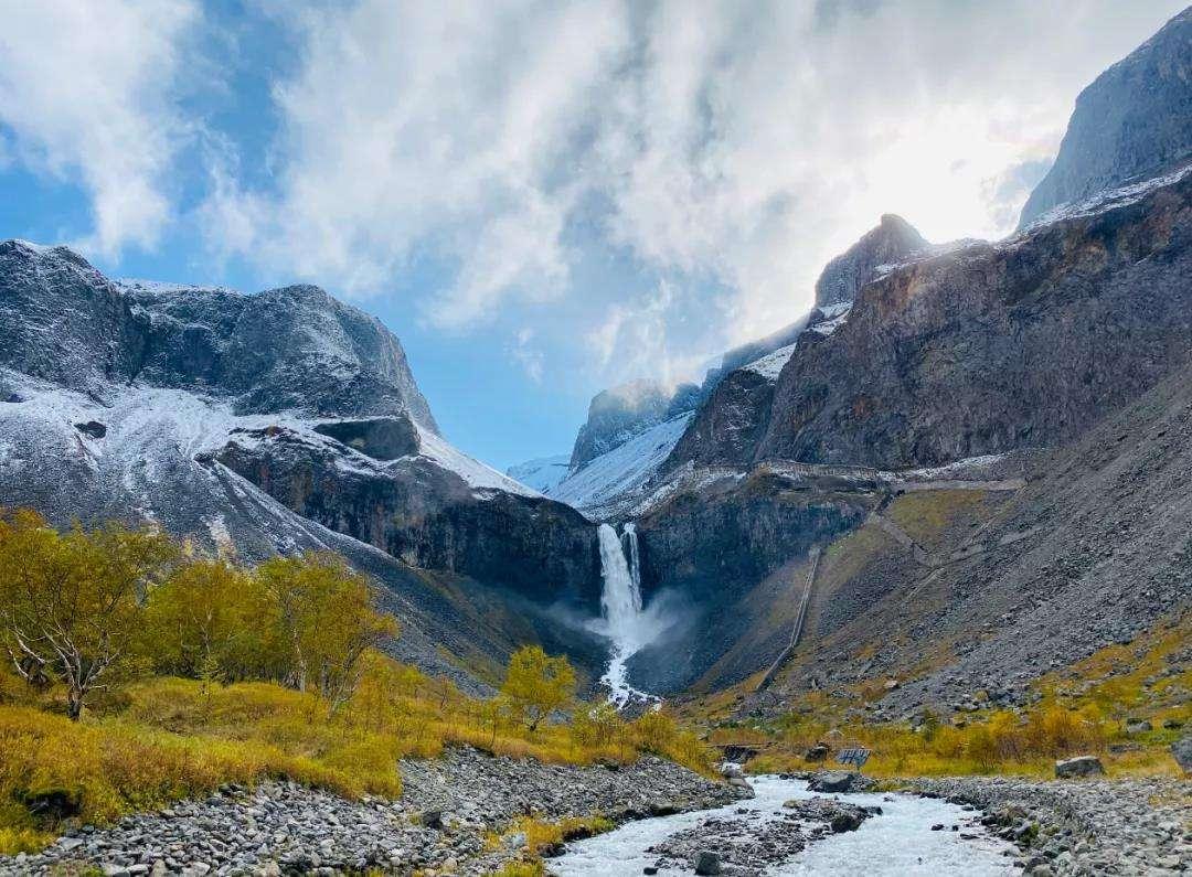 长白山天池海拔2189米，水无法流到这里，20亿吨的水从何而来？