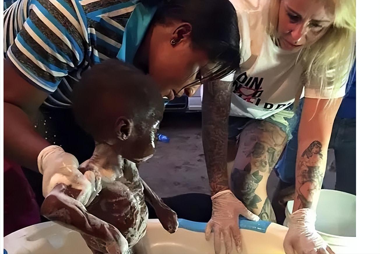 6年前,2岁非洲讨水男孩被好心人收养后,现在过得怎样?