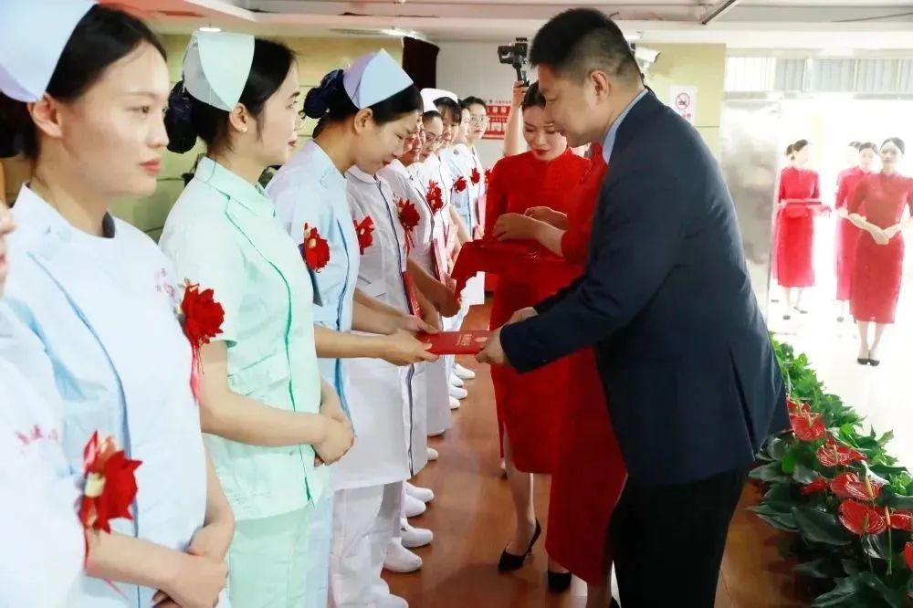 发展护士队伍改善护理服务演讲稿,发展护士队伍改善护理服务黑板报