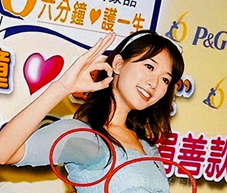 她因穿“露胸裙”而被羞辱，身材完全暴露，她的胸部问题是谁的？