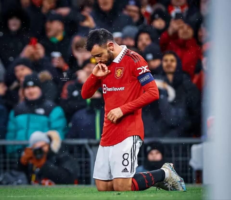 曼联4-1！惨败利物浦的罪人独造3球，“两个窝窝”哥滑跪眼含热泪