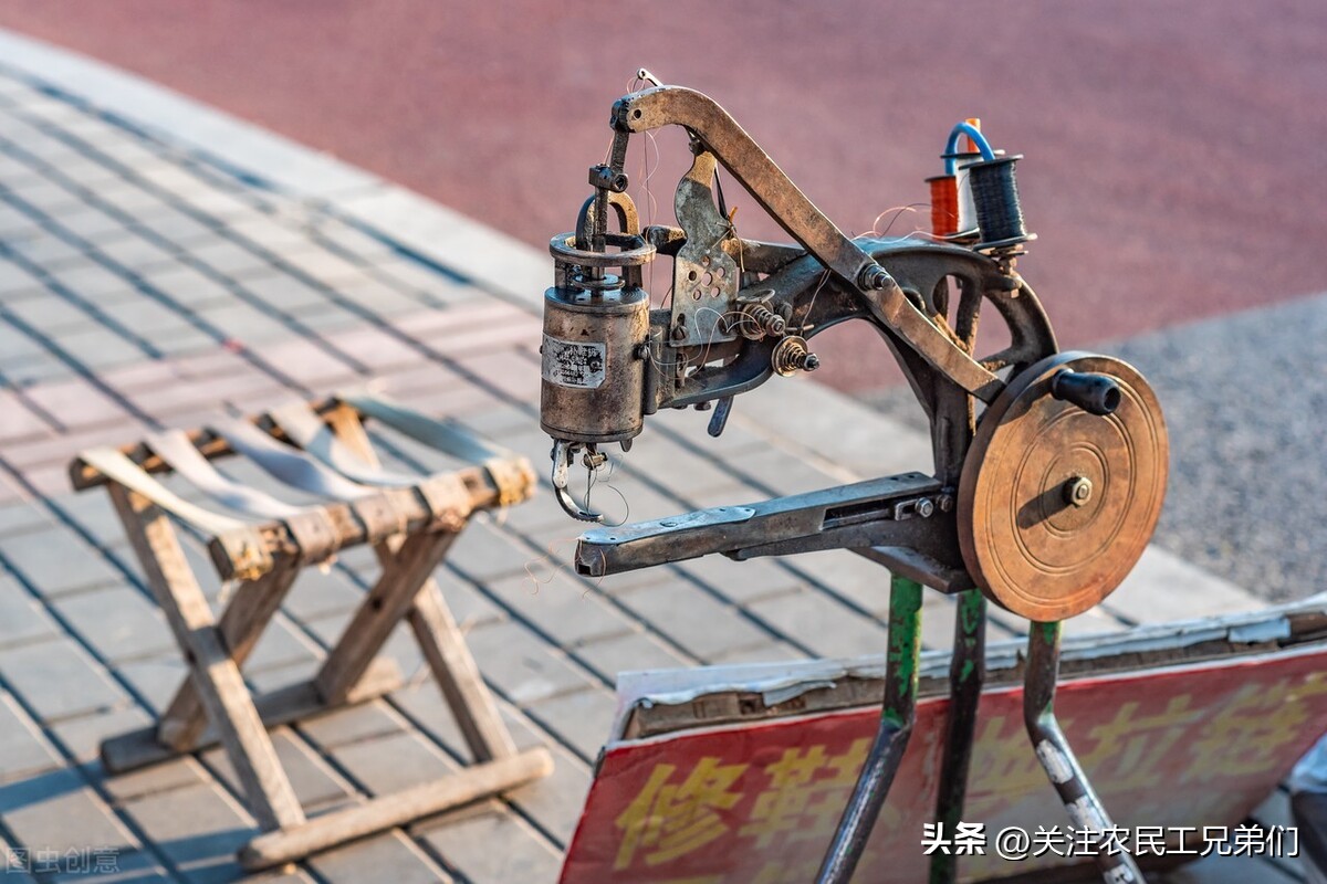 朋友们你们知道干这种配钥匙换拉链修鞋的小生意，有多么赚钱吗？