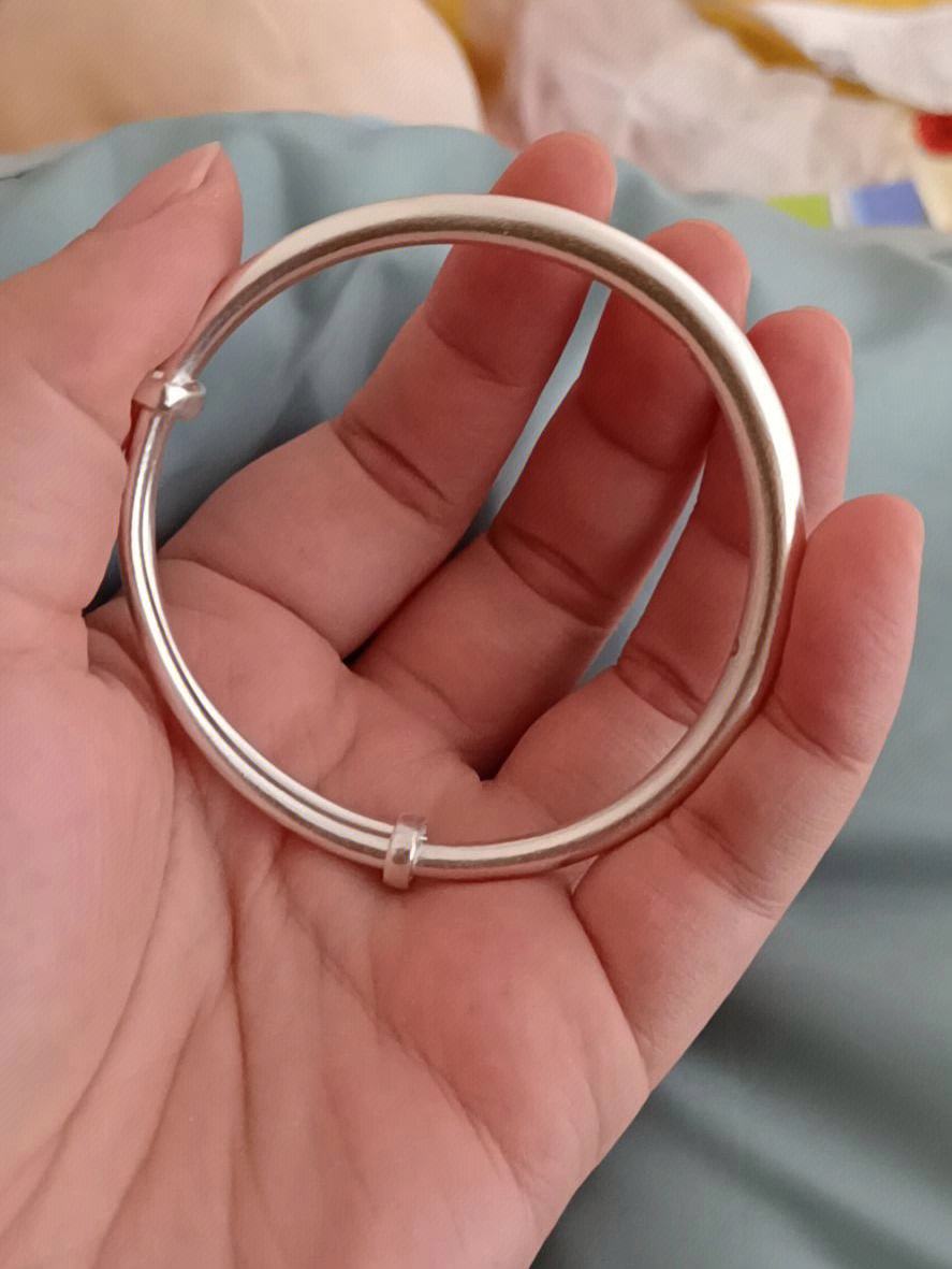 银镯子变黄是因为是假货吗,戴手上的银镯子变黄是怎么回事