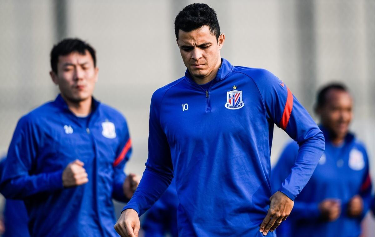 李磊留洋首秀暴露致命短板,李磊将披4号球衣