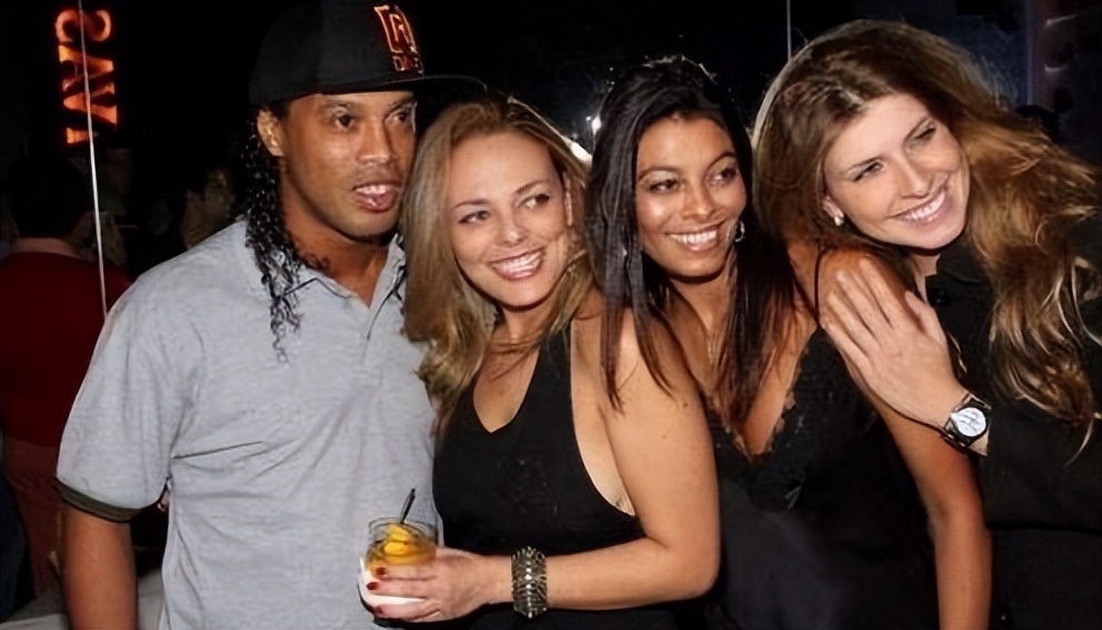 他每天酗酒泡吧，跟女人纵欲自甘堕落，从足坛巨星神坛沦落为笑柄