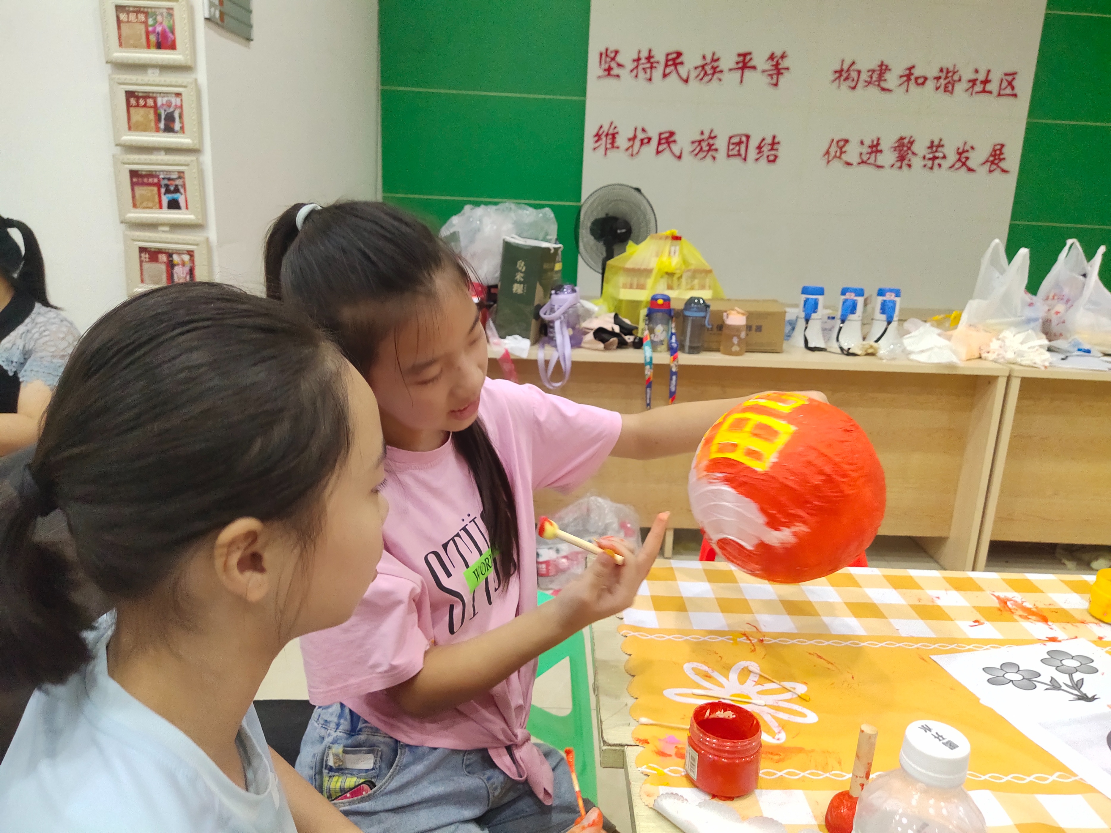 社区开展青少年剪纸制作灯笼活动,社区开展剪纸制作灯笼活动