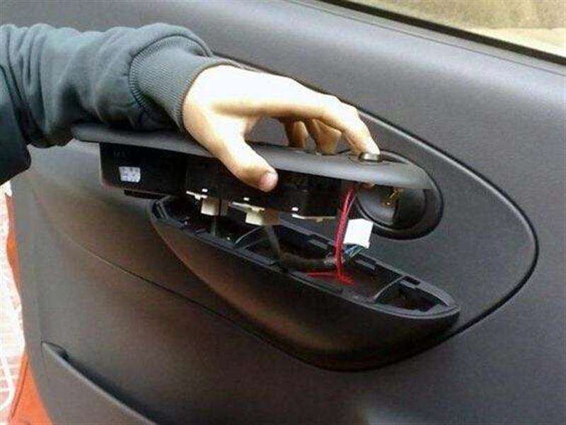 车钥匙忘车里了一招教你打开,车钥匙忘车里了怎么办终极技巧