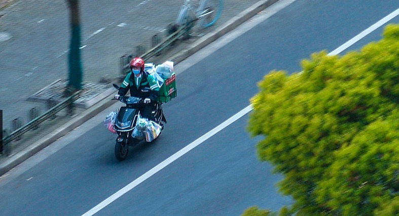 上海跑腿小哥日薪过万露宿街头,在上海跑腿一个月能挣多少钱