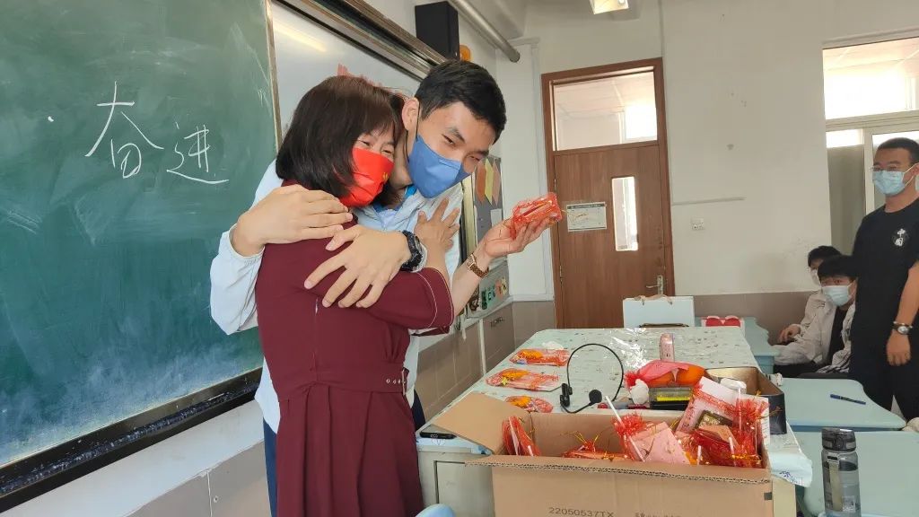 刚刚，青岛5万多勇士霸气走进战场！少年，此去何求？夺盛名、拔头筹、争魁首、独占鳌头！