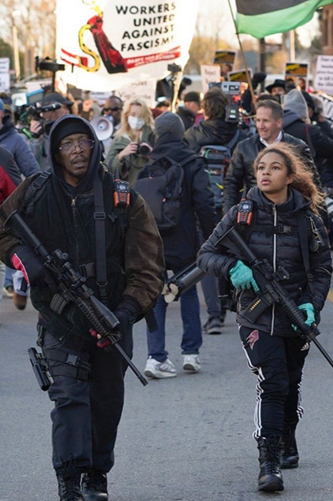 枪击致二人死的白人青年被判无罪后立刻见了特朗普，极右人士欢呼“今后有了开枪许可”，美国多地进行抗议