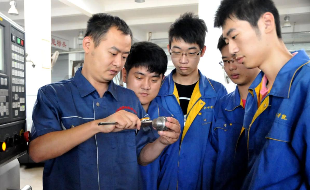 中国高级技工缺2200多万，本科生毕业没工作，技校招生却无人问津
