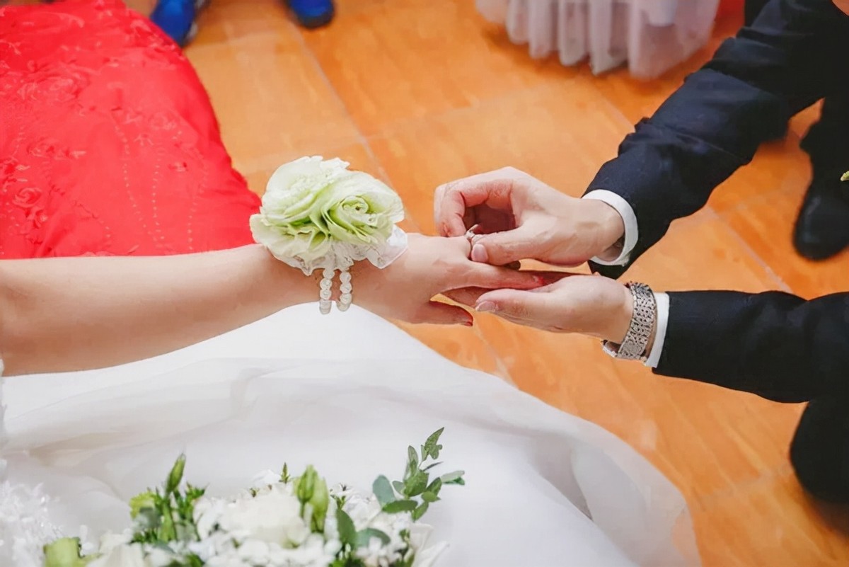 90后女出纳贪污720万案件初步调查,女会计贪污50万被判死刑