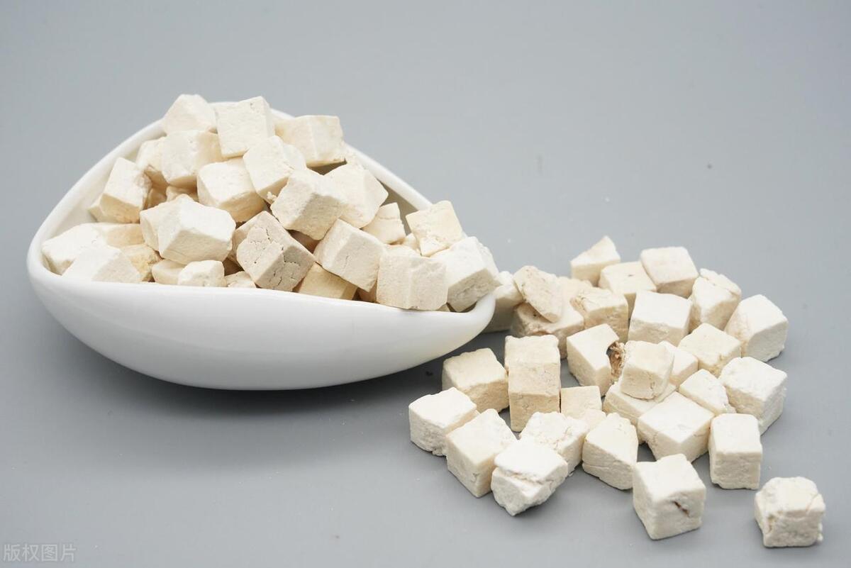 脾虚湿气重的人可以喝茯苓水吗,脾胃虚弱湿气重适合吃茯苓吗