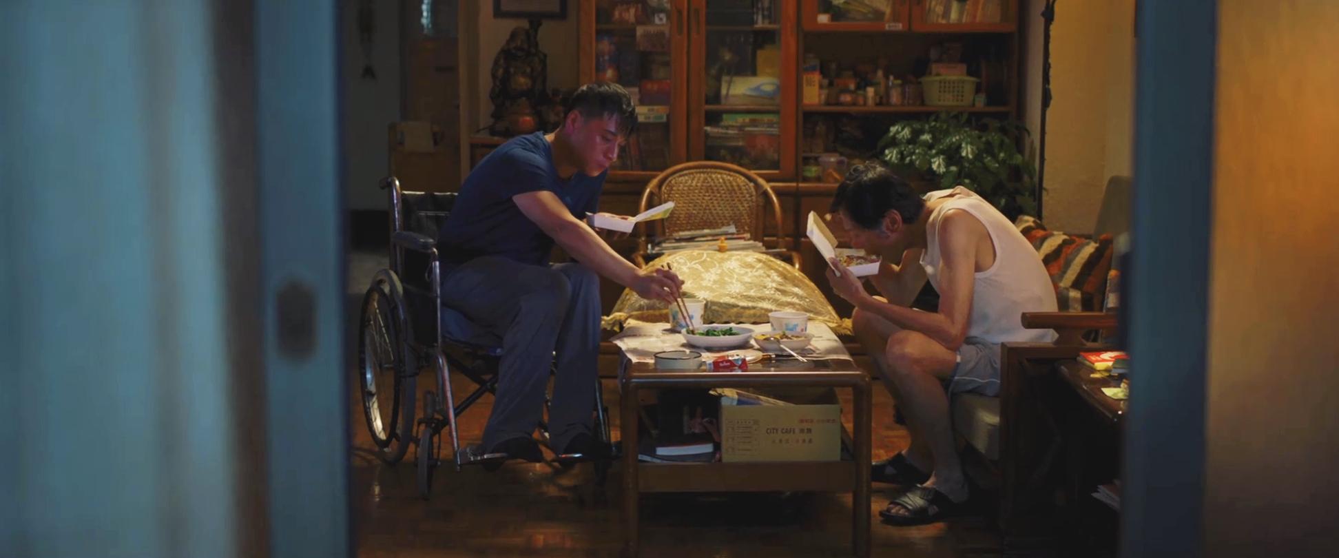 弑亲、卖肉、*拍偷**，尺度爆表，如此生猛的华语片，惊到我了