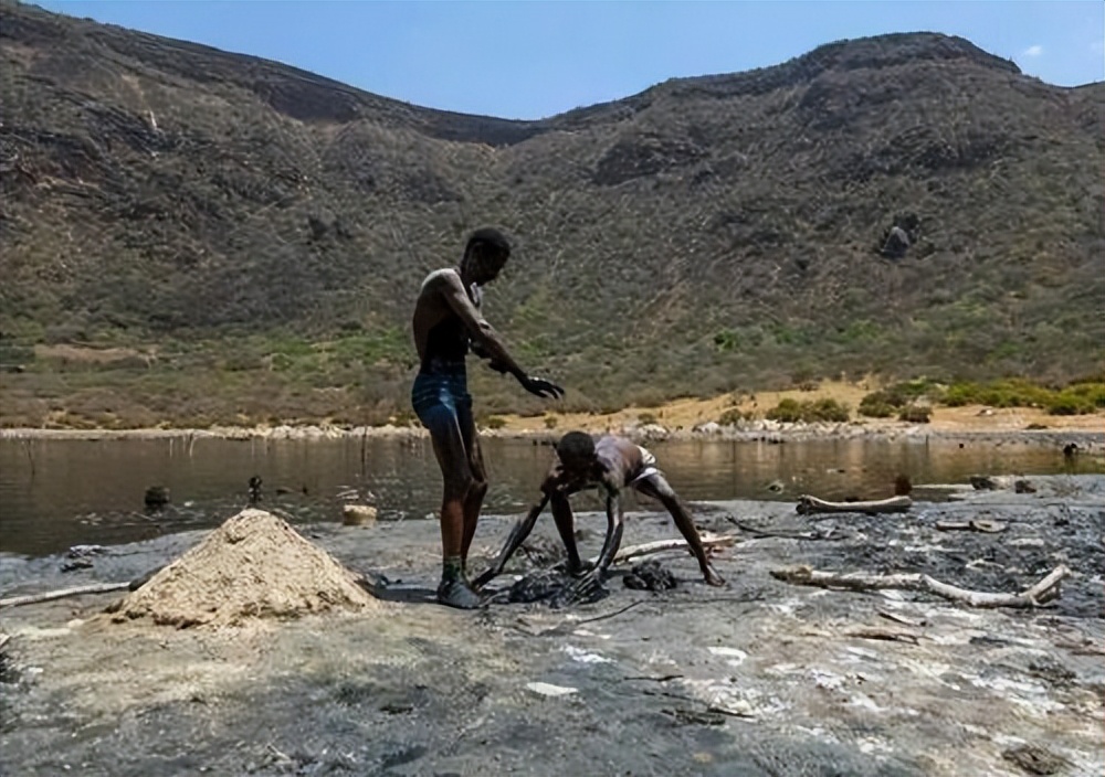 日薪60元的非洲采盐人，用命换钱，几年时间皮肤溃烂、耳聋失明