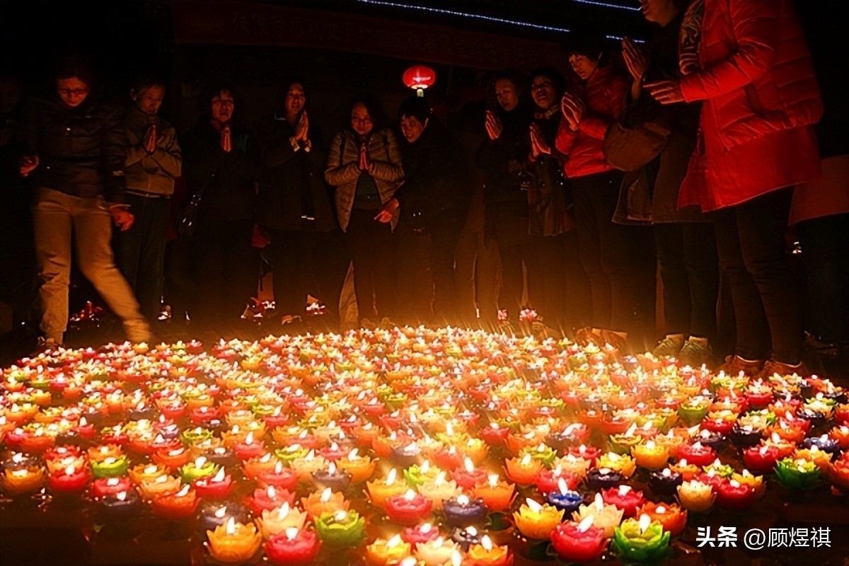 五台山佛教烧香拜佛,五台山修行僧人拜佛